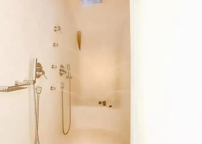 Yannis W Pool In 6gst Vila