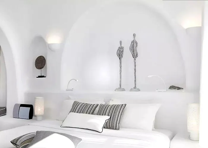 Vila Yannis W Pool In 6gst Fira (Santorini)