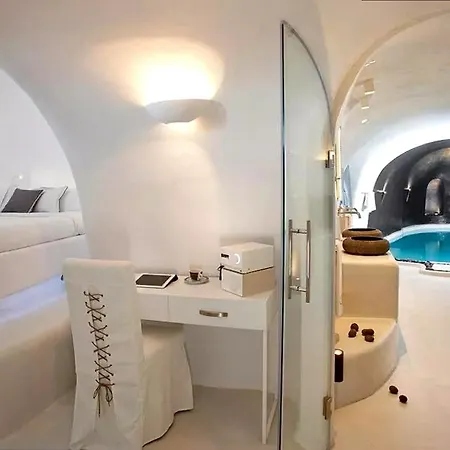 Yannis W Pool In 6gst Villa *