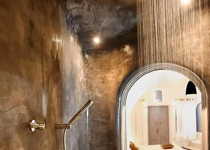 Yannis W Pool In 6gst Villa Fira (Santorini)