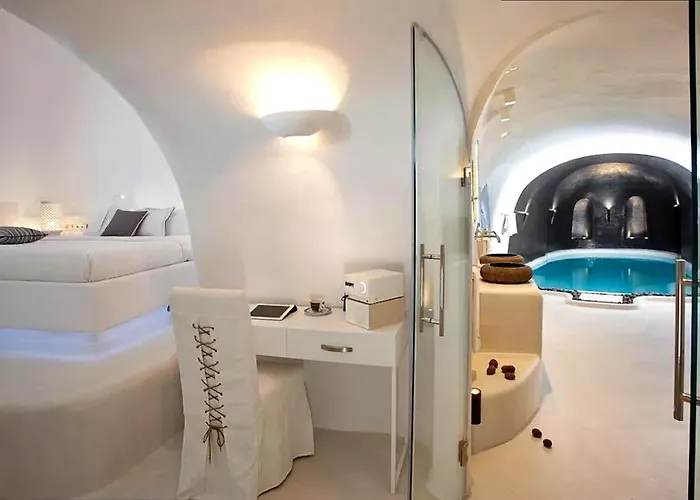 Yannis W Pool In 6gst Villa *